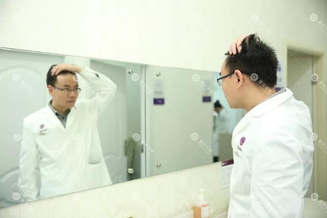 誰說30禿了就沒救了？華美整形醫(yī)師植發(fā)過程大曝光！