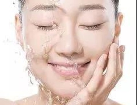50歲女星穿校服似少女？不老全因護(hù)膚多這一步！