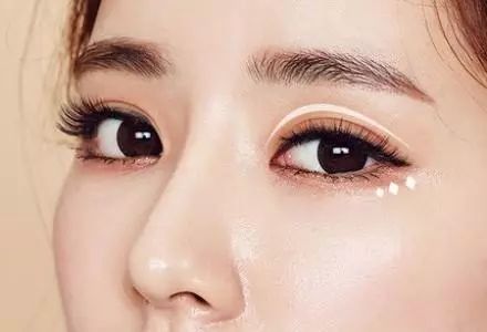 做個(gè)雙眼皮的價(jià)格要多少錢(qián)？