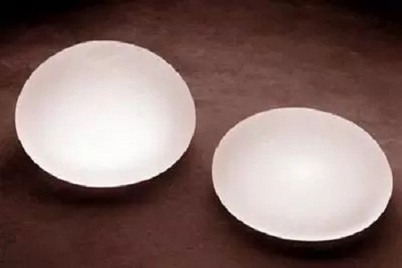 假體隆胸后，摸起來是什么感覺？