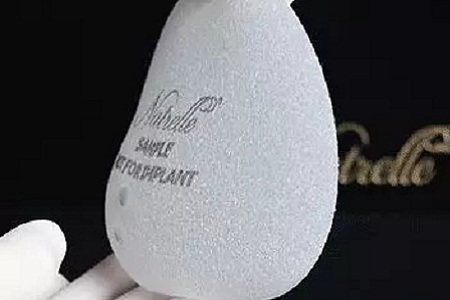 隆胸時醫(yī)師怎樣把直徑10cm的假體，塞入3cm的切口中的？