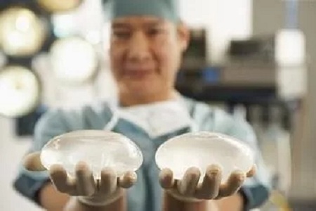 豐胸到底應(yīng)該用假體還是用自體脂肪？
